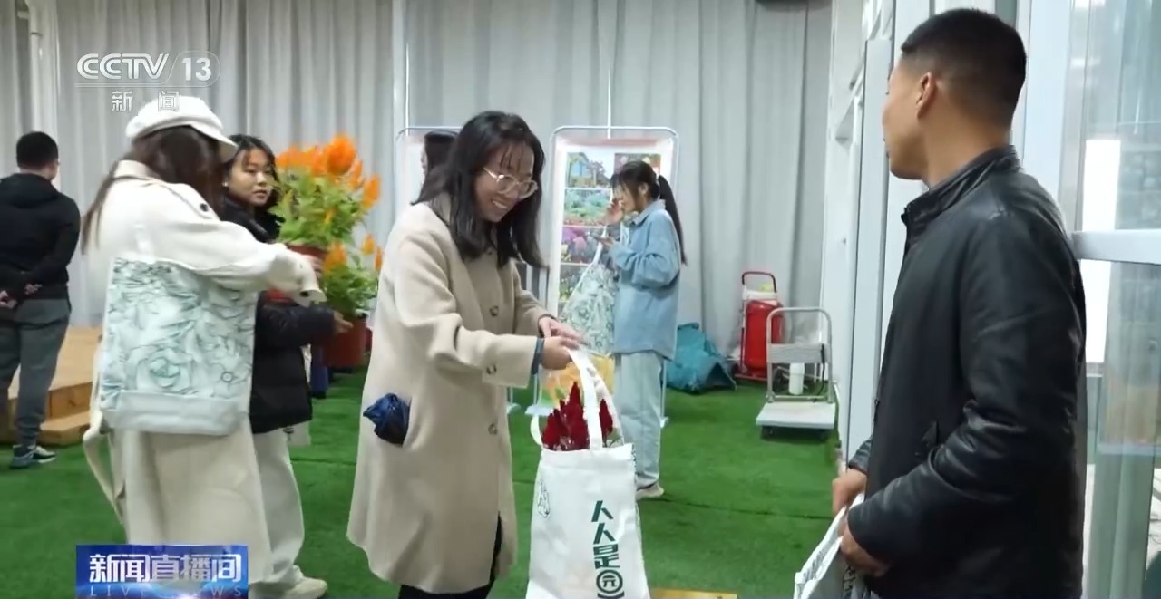 △市民用于装花的袋子上写着“人人是园丁”。