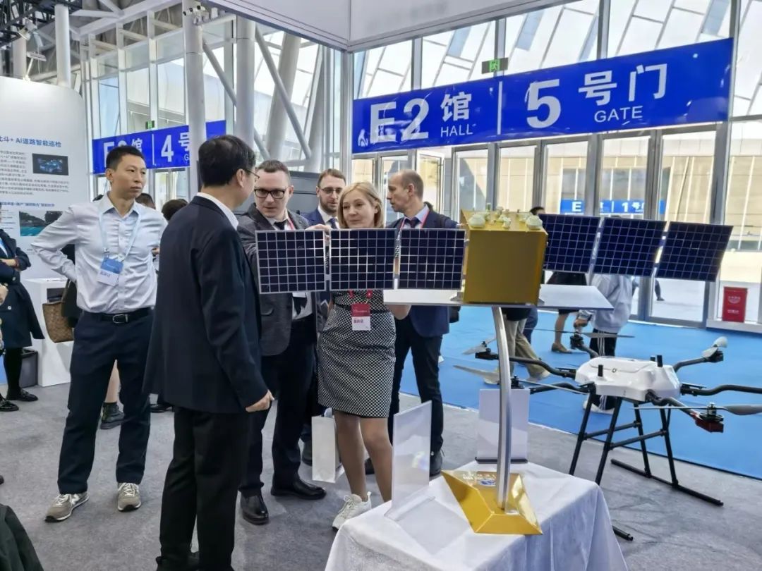 ▲海内外嘉宾驻足航天宏图展位进行深度交流