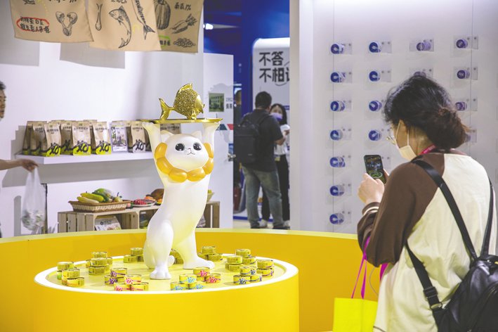 近两年来,佩蒂股份亦在探索国内自有品牌业务。图为2023年5月6日,上海它博会,佩蒂股份展示的猫粮。 视觉中国图