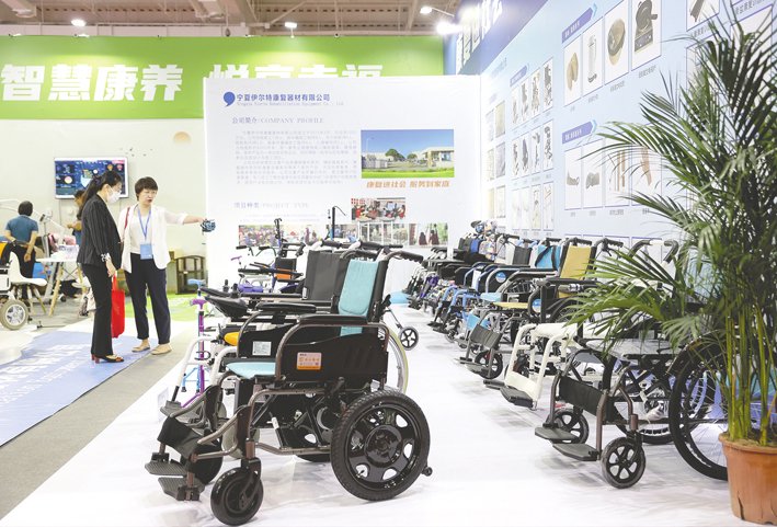 监管部门政策力挺,商业养老迎来新机遇。图为2023宁夏养老服务业博览会上的展区。 视觉中国图