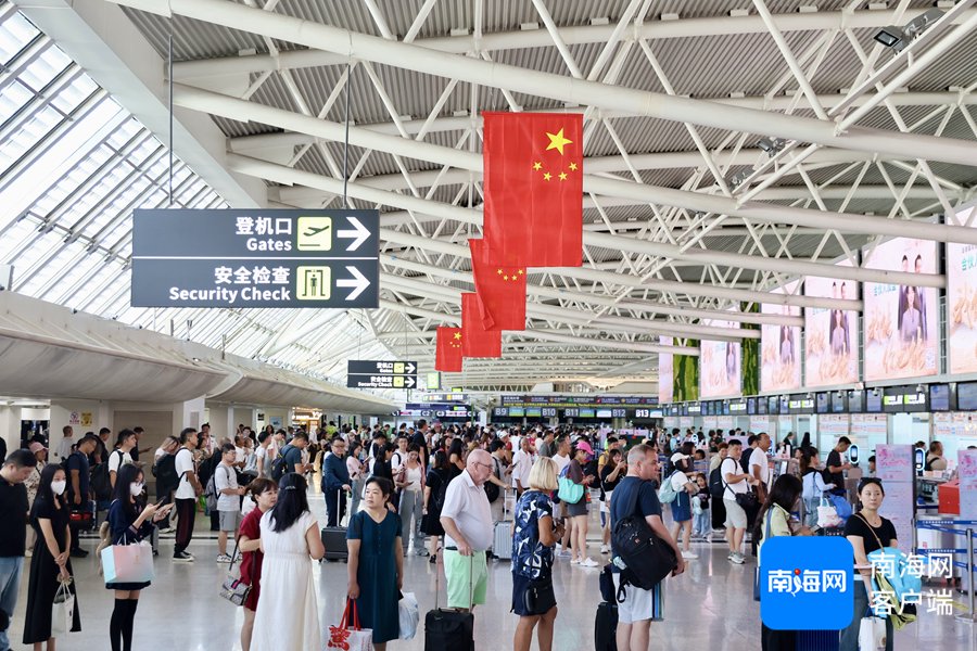 旅客在三亚凤凰机场排队安检。海南机场集团供图