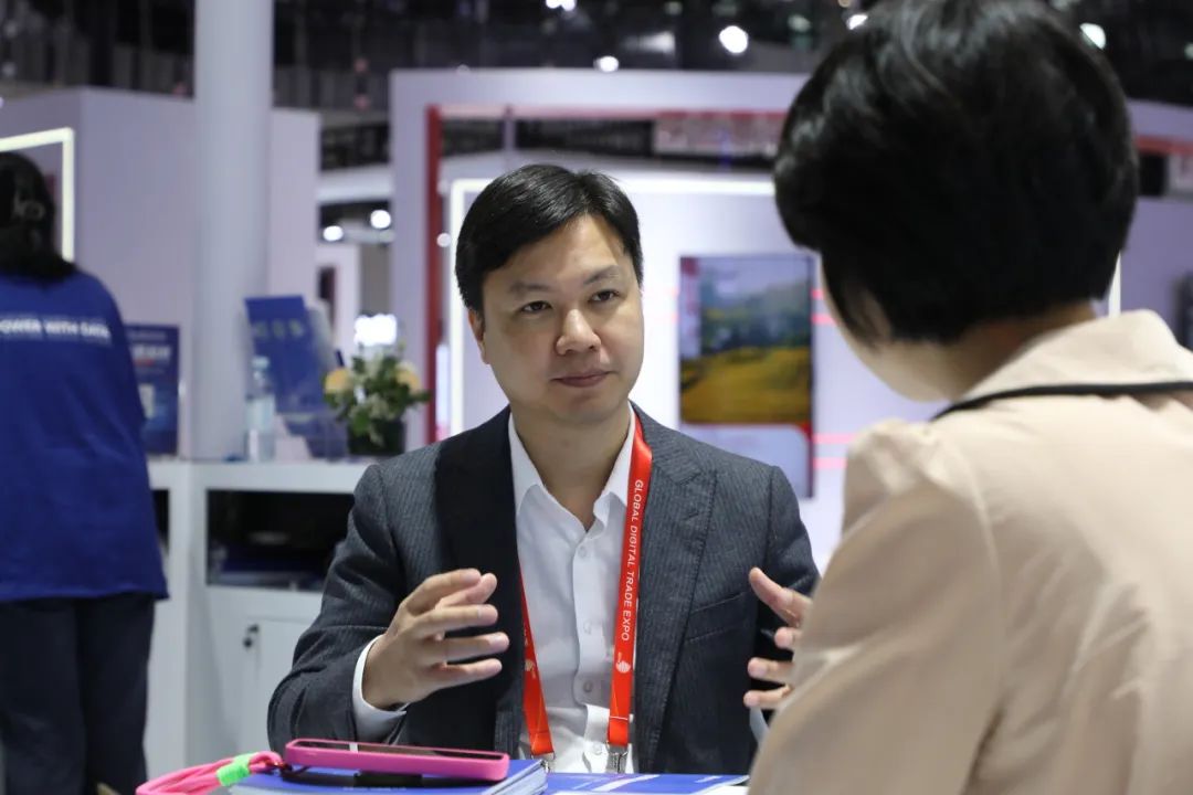 ▲ 第三届全球数贸会现场,每日互动董事长方毅接受中国证券报记者采访