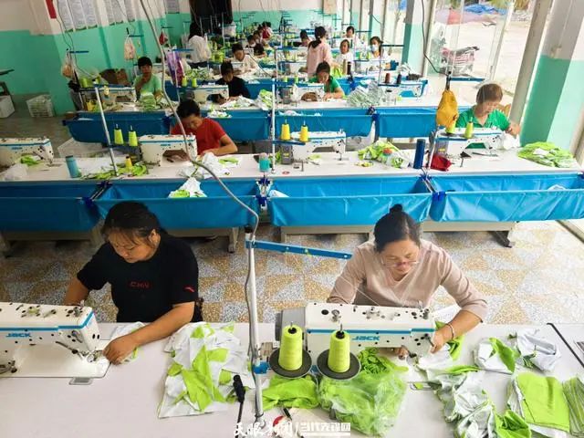 图为微工厂生产车间