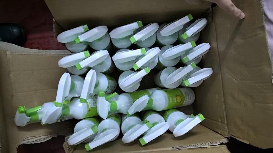 警方捣毁推销洗洁精诈骗团伙，查获未及销售的洗洁精及赠品。  本文图片均由 上海市公安局 提供