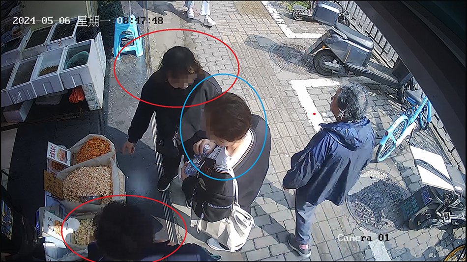 　　警方抓获街面卖货诈骗老人团伙。