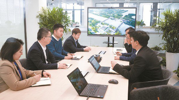 水乡客厅项目组在讨论工作