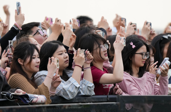 4月13日,观众在2024南京江豚音乐节活动现场拍照。新华社记者 李博 摄