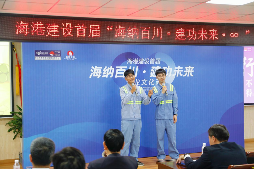 公司青年职工为大家带来相声《以“不得”修“廉得”》
