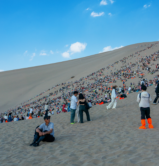 2024年6月30日,甘肃敦煌,月牙泉景区万人星空演唱会。图片来源:视觉中国