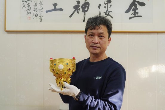 　　袁长君作品《万世繁荣·福尊》