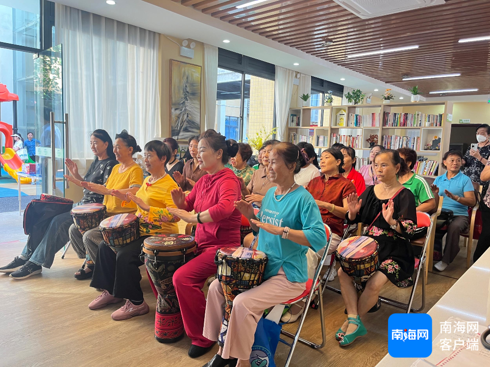 琼山区凤翔街道综合养老服务中心老年学员学习非洲鼓。受访人供图