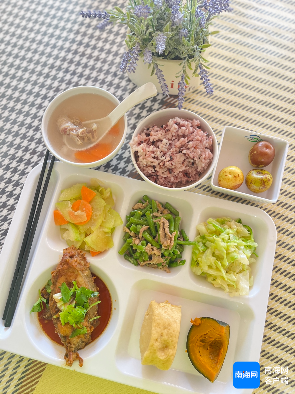琼山区凤翔街道综合养老服务中心的助餐菜品。受访人供图