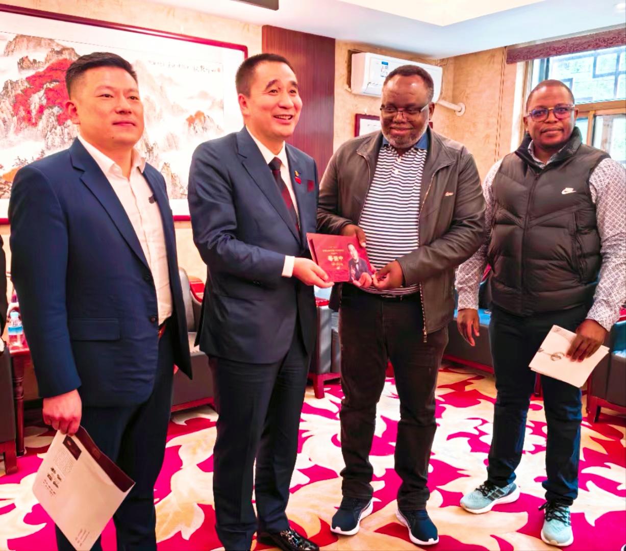 华国中向赞比亚矿产部长保罗.卡布斯韦赠送邮册