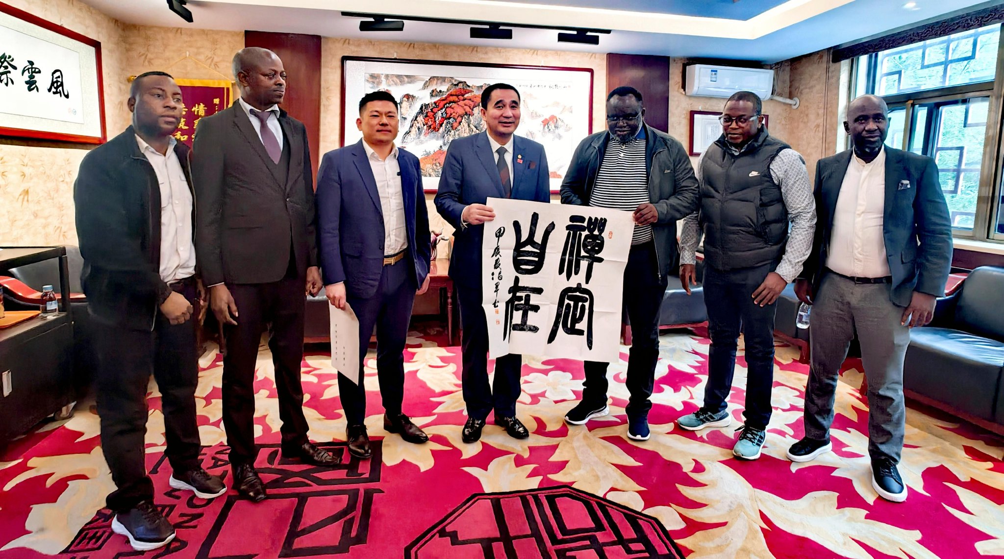 华国中向代表团赠送宋伯军院长作品“禅定自在”