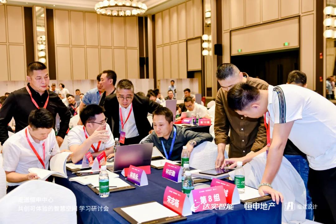 图:来宾分组体验达实AIoT平台与空间场景交互屏