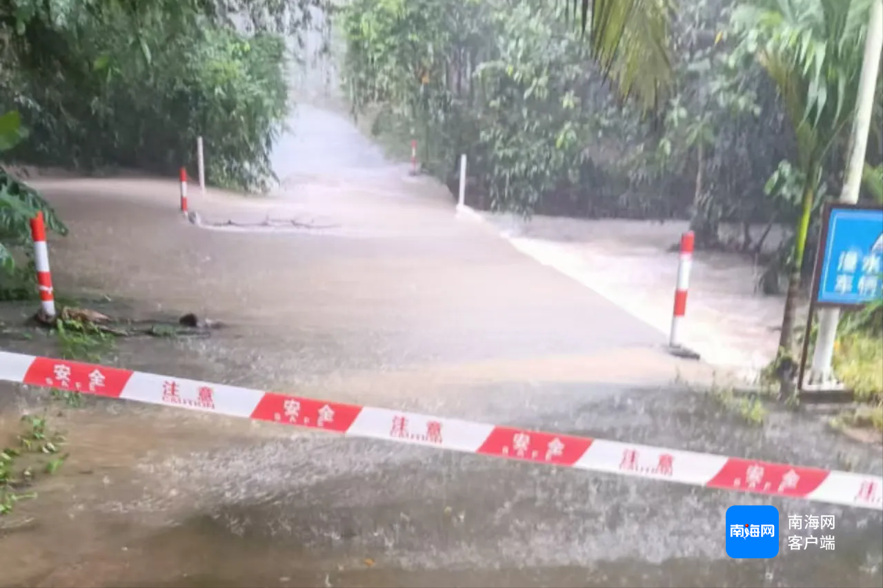 琼海被封控的漫水路段。记者 苏桂除 摄