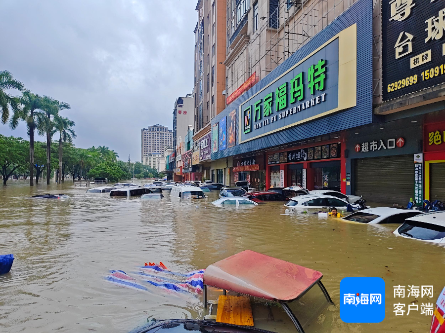 　10月30日，停在琼海银海路上的车辆被泡在水中。记者 苏桂除 摄