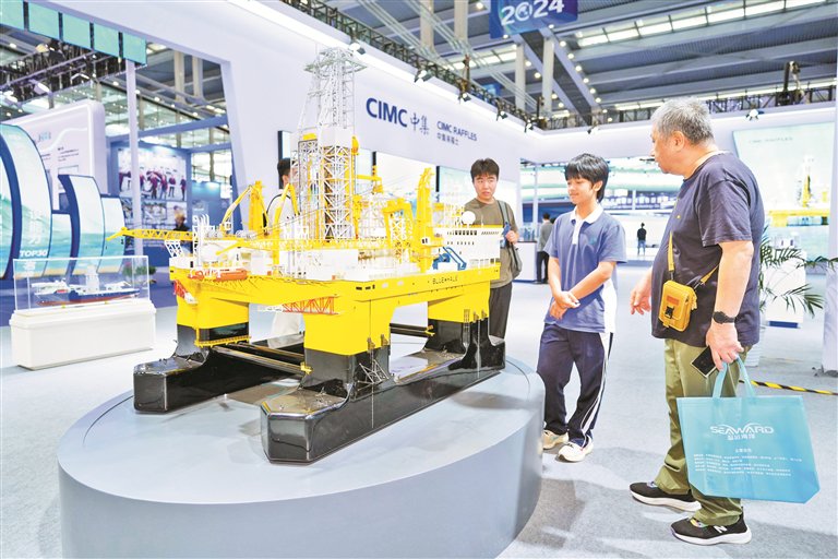 ▲中国海博会中集展厅展出的“蓝鲸1号”钻井平台模型。 深圳晚报记者 严文婷 摄