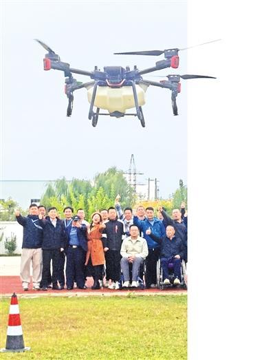 省残联无人机培训班合影。 (湖北航空高级技工学校供图)