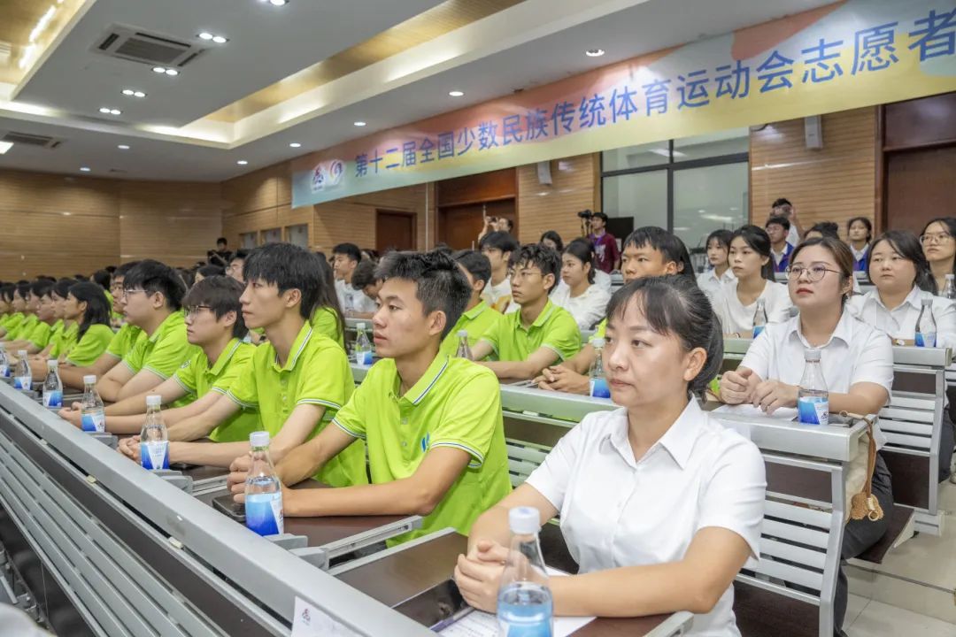 11月4日,第十二屆全國少數民族傳統體育運動會誌願者出征儀式在三亞舉行。
