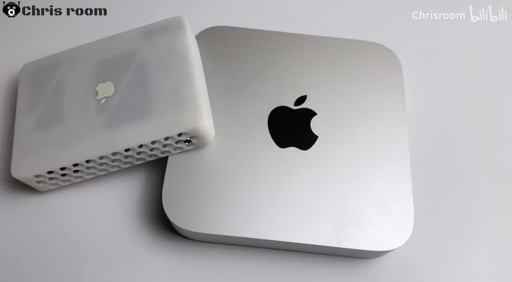 ▲左侧为魔改后的 Mac mini Go,可以通过充电宝为其供电. 图片来自:B 站 up 主 @Chrisroom