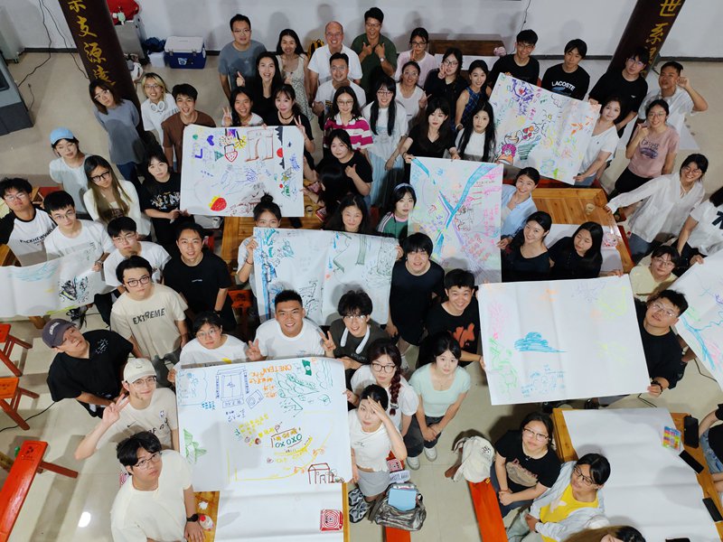 图/大学生在“自在枫林”青年社区进行创作