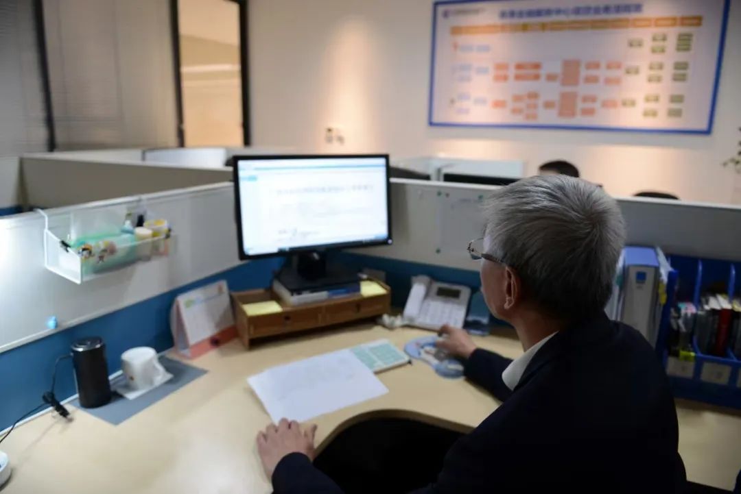图为建行普惠金融服务中心工作人员正在系统内为企业操作授信。