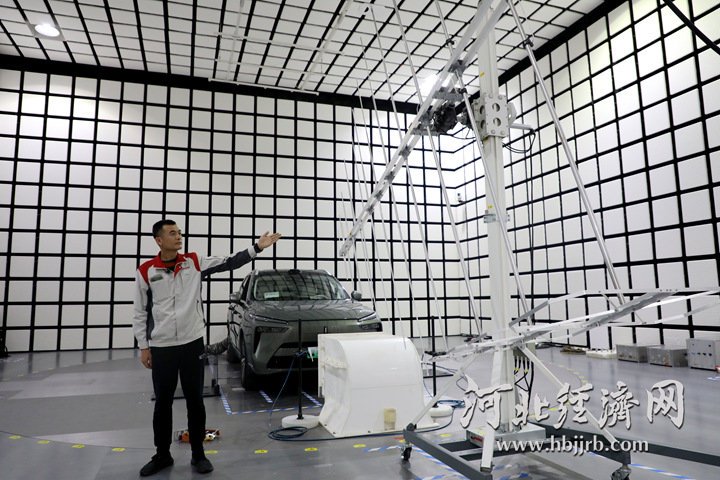 长城汽车工作人员介绍电磁试验室。河北经济日报记者 烟成群 摄
