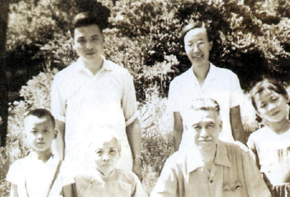 邓稼先(左后)与父母、妻子、儿女。(邓志平供图)