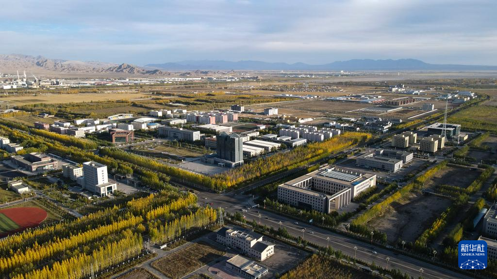 这是德令哈市区一角(10月10日摄,无人机照片)。新华社发(潘彬彬摄)