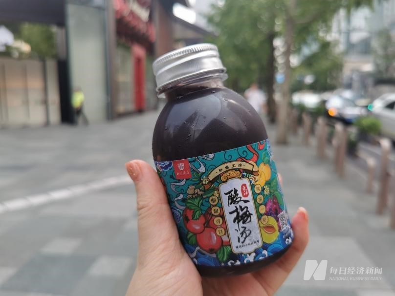知嘛健康推出的酸梅汤,10元/瓶 图片来源:每经记者 温梦华 摄