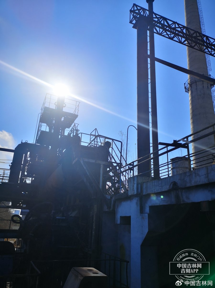 密密匝匝的钢铁，仿佛只有阳光才能将其穿透