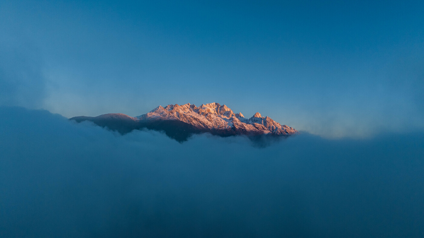 玉龍雪山「日照金山」美景 胡超 攝