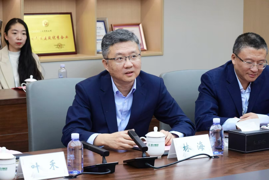青岛银行文创支行行长林海正在与记者交流