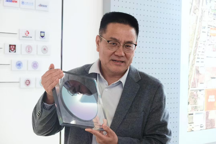 晶正科技总裁胡文正在展示铌酸锂薄膜样品