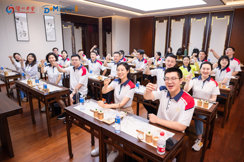▲研学活动让参与者亲身体会白酒“勾调”的乐趣