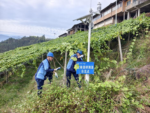 中国移动网络工程师在示范点检查网络 吴钧寒摄