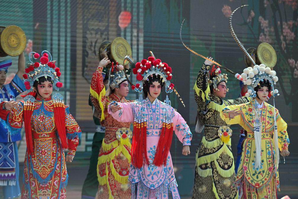 这是在梧州市政广场举行的粤剧名家名曲展演(11月12日摄)。新华社记者 黄孝邦 摄