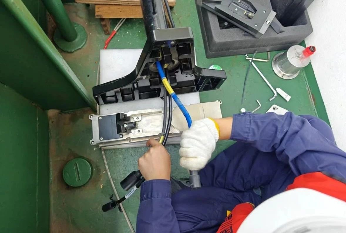 ▲ 三峡能源江苏运维公司海工试验中心员工将多波束测深系统换能器从海里收回