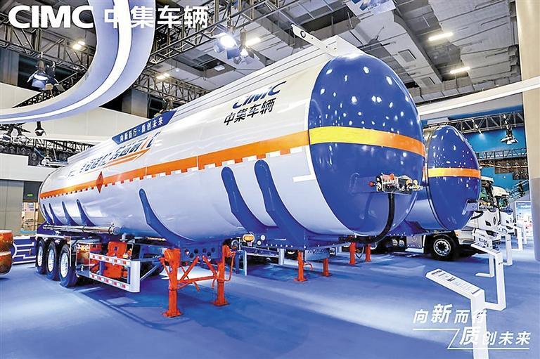 中集车辆在2024(第六届)广州国际商用车展上推出的罐式半挂车新产品。(受访单位供图)