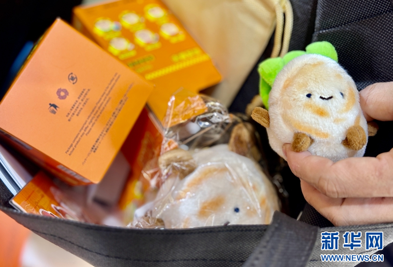 咖啡师恽先生向记者展示他所买的“绒馍馍”。(新华网记者彭纯摄)