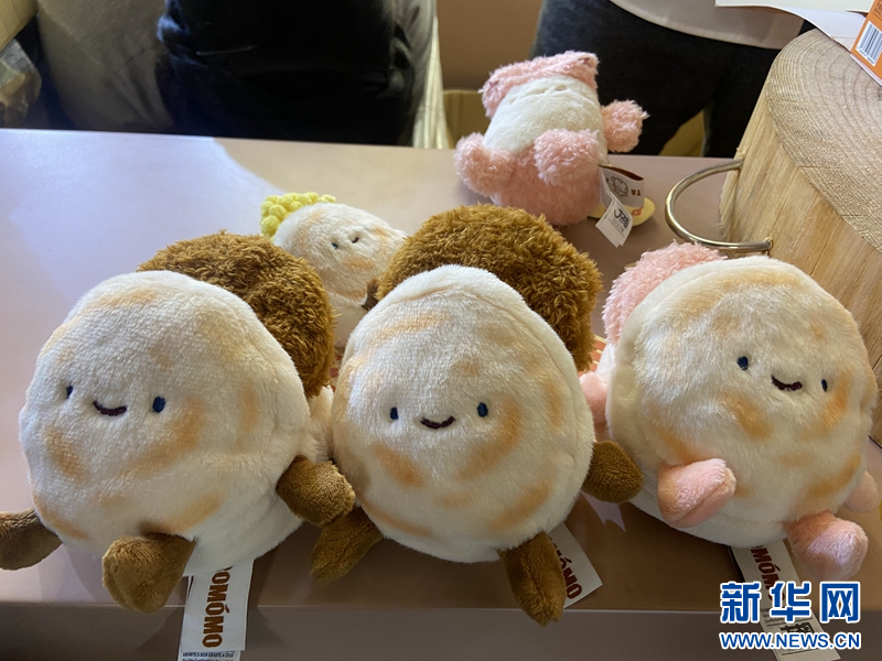 大相文博的商品陈列柜展示的“绒馍馍”。(新华网 常博深摄)