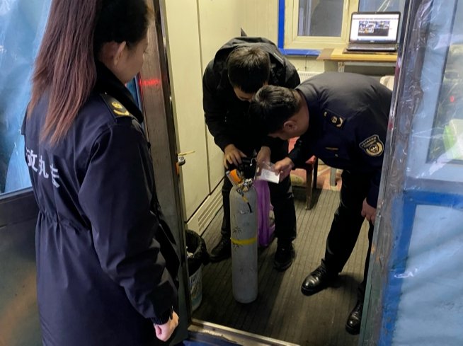 佳木斯市同江生态环境局开展机动车检测机构执法检查(图2) 佳木斯市同江生态环境局开展机动车检测机构执法检查(图2)