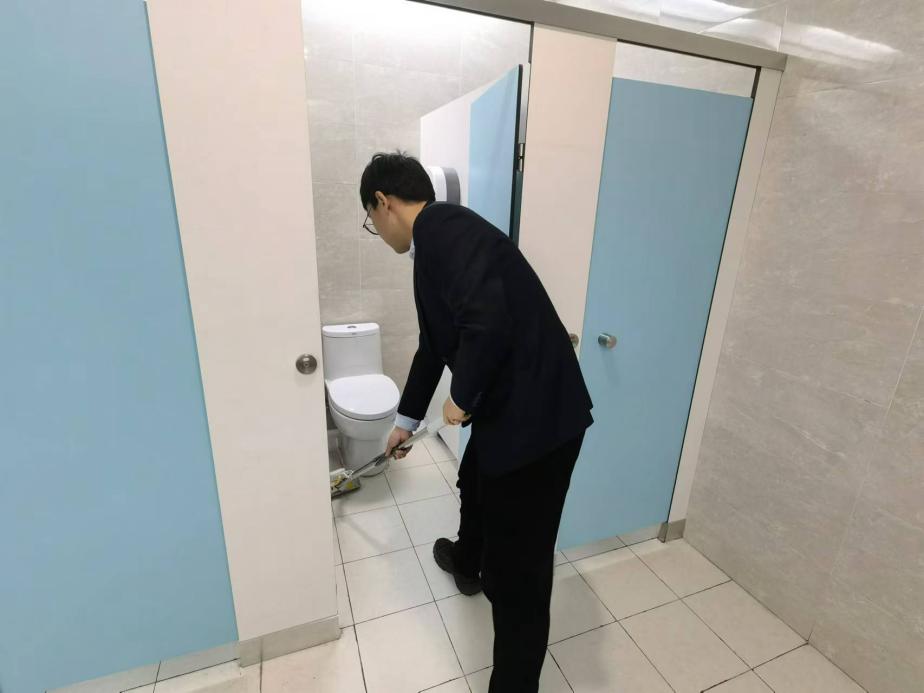 项目主管打扫卫生间地面