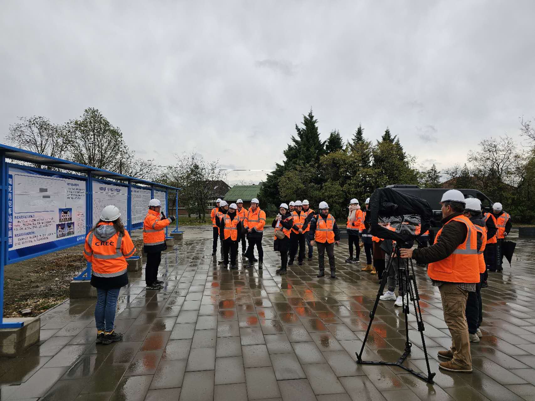 中国中铁匈塞铁路项目经理部向匈中媒体介绍工程总体进展。翟朝辉 摄