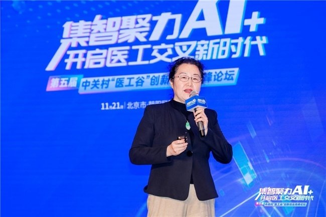 图注:北京大学第三医院眼科主任、教授、主任医师洪晶
