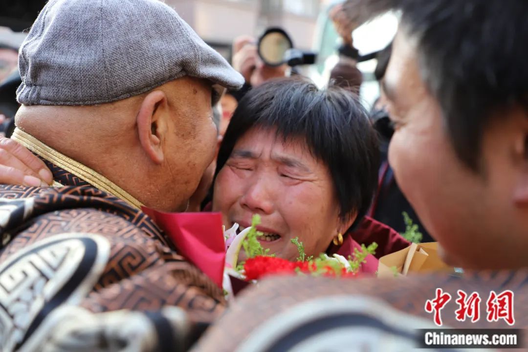 圖為姐弟倆重逢淚如雨下。中新網記者張林虎攝