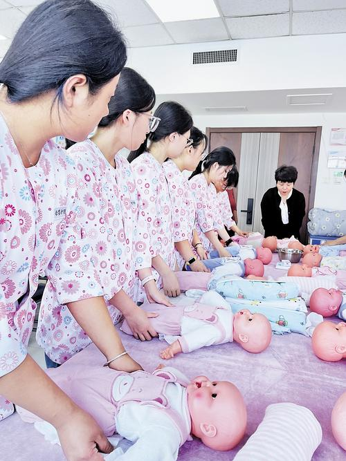 11月6日,三河市文武职业培训学校进行母婴护理师技能专题培训。丁宏博摄
