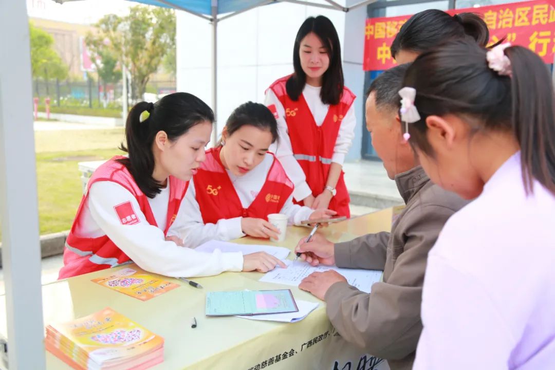 中国移动爱“心”行动志愿者为前来筛查的儿童登记信息