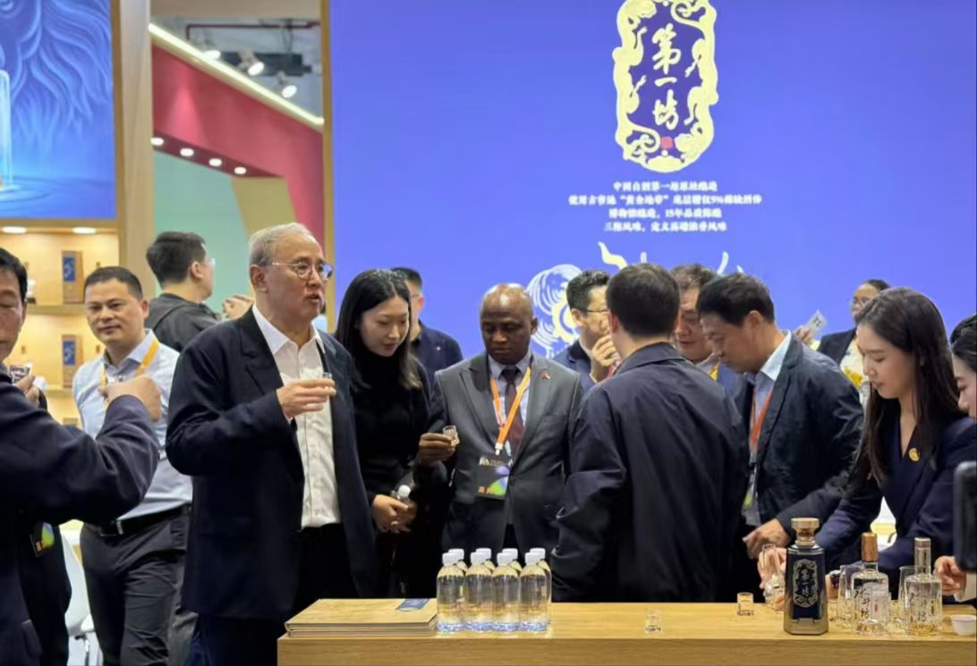 “中国名酒成就展”活动现场,嘉宾品鉴“第一坊”